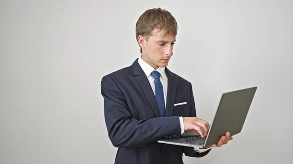 Fiatal Kaukázusi Férfi Üzleti Dolgozó Laptopot Használ Elszigetelt Fehér Háttér — Stock Fotó