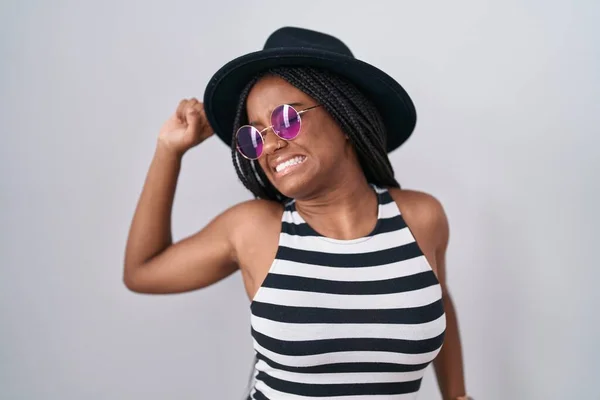 Joven Afroamericano Con Trenzas Con Sombrero Gafas Sol Que Extienden —  Fotos de Stock