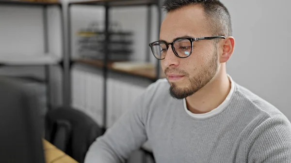 Ισπανόφωνος Επιχειρηματίας Που Χρησιμοποιεί Υπολογιστή Σοβαρό Πρόσωπο Στο Γραφείο — Φωτογραφία Αρχείου