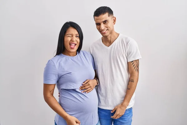 Latin Kökenli Genç Bir Çift Arka Planda Bir Bebek Bekliyor — Stok fotoğraf