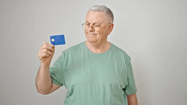 Hombre Pelo Gris Mediana Edad Sonriendo Confiado Sosteniendo Tarjeta Crédito —  Fotos de Stock