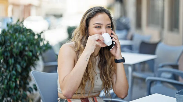 Joven Mujer Hispana Hermosa Sentada Mesa Bebiendo Café Sonriendo Terraza —  Fotos de Stock