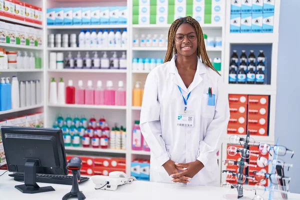 Afrikaans Amerikaanse Vrouw Apotheker Glimlachen Zelfverzekerd Staan Bij Apotheek — Stockfoto