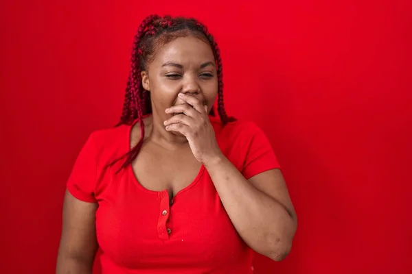 Africká Američanka Vlasy Spletenými Nad Červeným Pozadím Znuděně Zírala Unaveně — Stock fotografie