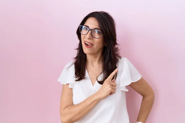 Medelåldern Latinamerikansk Kvinna Bär Casual Vit Skjorta Och Glasögon Med — Stockfoto