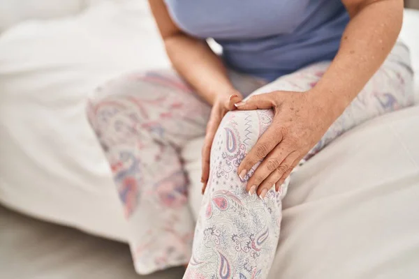 Frau Mittleren Alters Leidet Knieverletzung Sitzt Auf Bett Schlafzimmer — Stockfoto