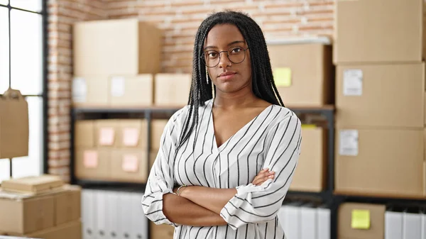 Femme Afro Américaine Commerce Travailleur Affaires Debout Avec Les Bras — Photo