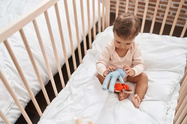Sevimli Spanyol Bebek Beşikte Oturuyor Yatak Odasında Oyuncaklarla Oynuyor — Stok fotoğraf