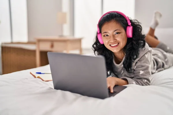 Młoda Chinka Używa Laptopa Leżącego Łóżku Sypialni — Zdjęcie stockowe