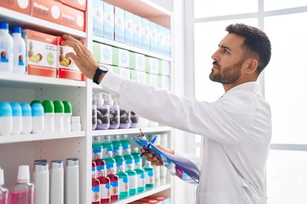 Young Hispanic Man Pharmacist Working Pharmacy — Stockfoto