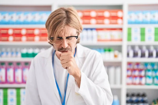 Hombre Caucásico Con Bigote Que Trabaja Farmacia Sintiéndose Mal Tosiendo —  Fotos de Stock