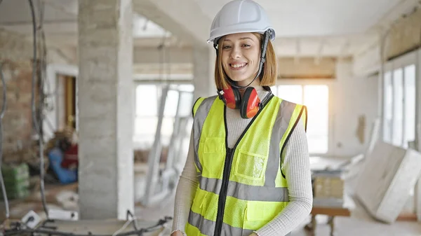Junge Blonde Architektin Lächelt Selbstbewusst Auf Baustelle — Stockfoto