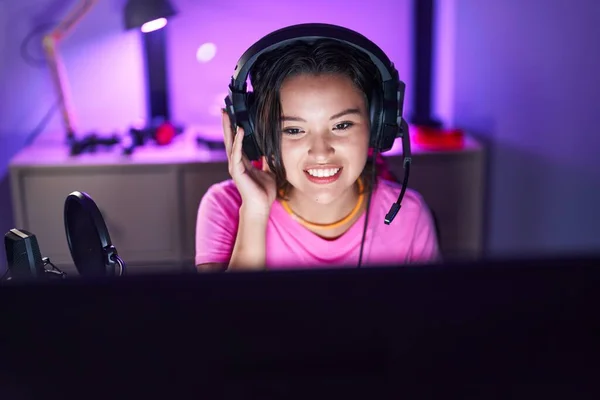 Young Hispanic Woman Streamer Smiling Confident Sitting Table Gaming Room — Stock fotografie