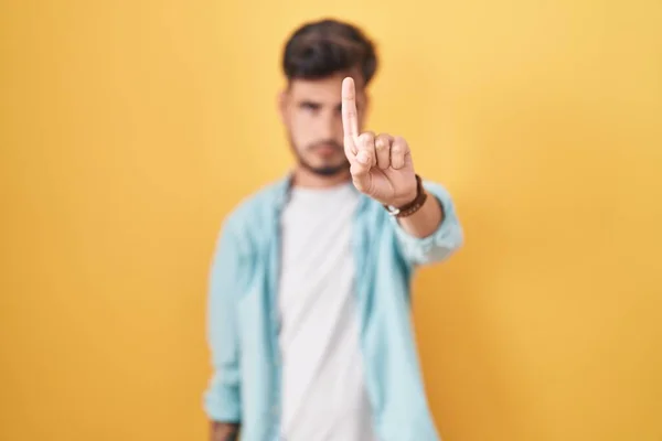 Young Hispanic Man Tattoos Standing Yellow Background Pointing Finger Angry — Fotografia de Stock