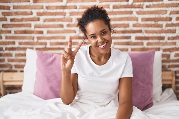 Afrykańska Amerykanka Robi Gest Zwycięstwa Siedząc Łóżku Sypialni — Zdjęcie stockowe