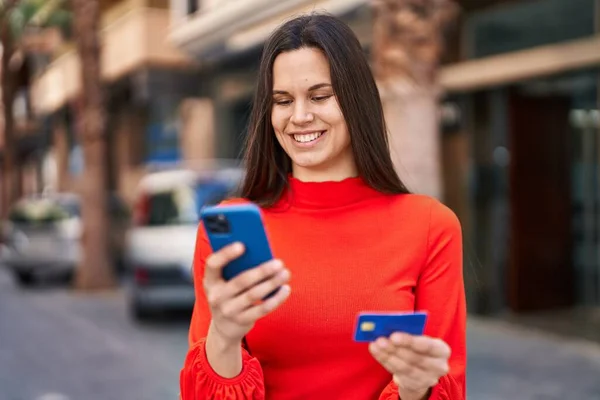 Junge Schöne Hispanische Frau Benutzt Smartphone Und Kreditkarte Auf Der — Stockfoto