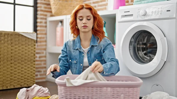 Young Redhead Woman Washing Clothes Relaxed Expression Laundry Room — Stock Photo, Image