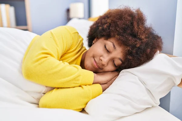 Afrikaans Amerikaanse Vrouw Liggend Bed Slapen Slaapkamer — Stockfoto