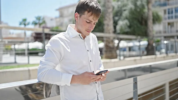 Joven Hombre Caucásico Usando Smartphone Con Expresión Seria Calle — Foto de Stock