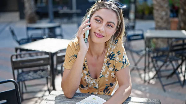Молодая Блондинка Улыбается Уверенно Разговаривая Смартфоне Террасе Кафе — стоковое фото