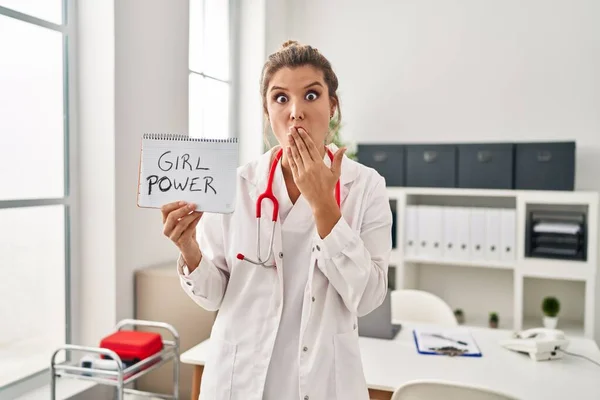 Joven Doctora Sosteniendo Pancarta Poder Femenino Cubriendo Boca Con Mano —  Fotos de Stock