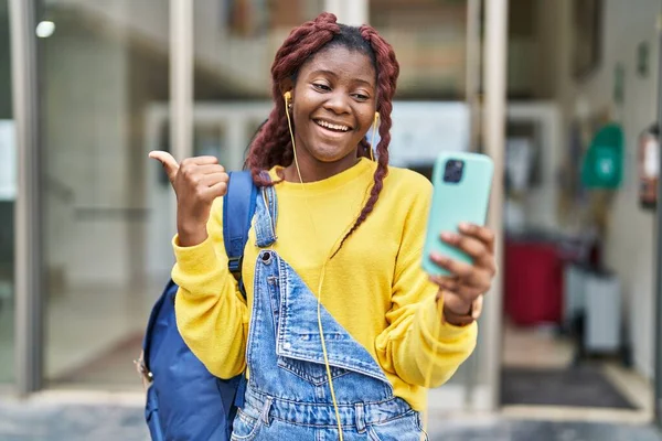 African Woman Doing Video Call Smartphone Pointing Thumb Side Smiling — Stock Photo, Image