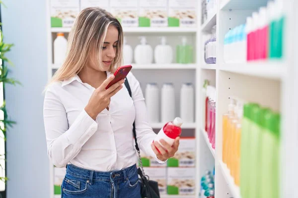 Young Blonde Woman Customer Make Phot Smartphone Medicine Bottle Pharmacy — 图库照片
