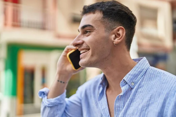 Junger Hispanischer Mann Lächelt Selbstbewusst Und Spricht Auf Der Straße — Stockfoto