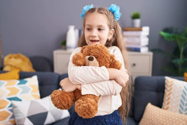 Adorável Caucasiano Menina Sorrindo Confiante Abraçando Ursinho Pelúcia Casa — Fotografia de Stock