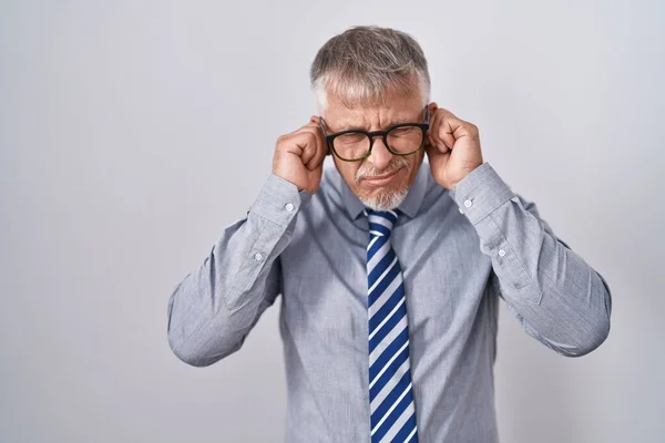 Latynoski Biznesmen Siwymi Włosami Noszący Okulary Zakrywające Uszy Palcami Irytującym — Zdjęcie stockowe