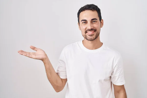 Bonito Hispânico Homem Sobre Fundo Branco Sorrindo Alegre Apresentando Apontando — Fotografia de Stock