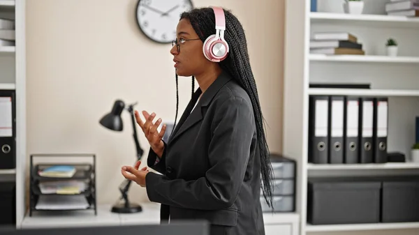 Afrika Kökenli Amerikalı Kadın Adamı Ofiste Serbest Konuşma Yapıyor — Stok fotoğraf