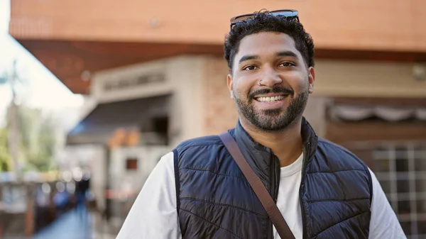 Αφροαμερικάνος Άνδρας Χαμογελά Σίγουρος Στέκεται Στη Βεράντα Καφετέρια — Φωτογραφία Αρχείου