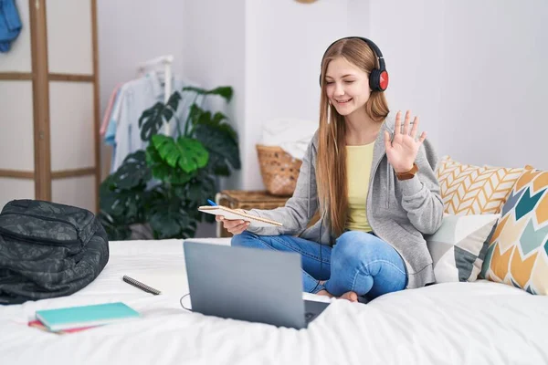 Genç Beyaz Bir Kadın Dizüstü Bilgisayarla Ders Çalışıyor Yatakta Pozitif — Stok fotoğraf