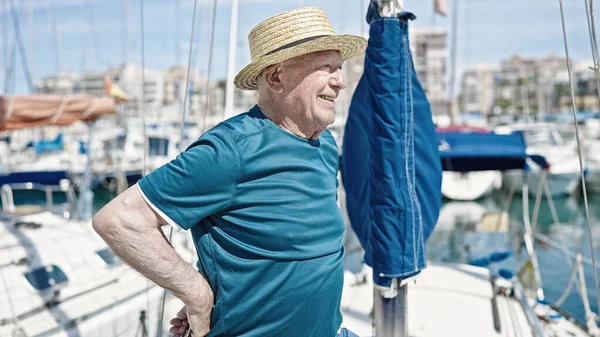 Sénior Turista Cabelos Grisalhos Usando Chapéu Verão Sorrindo Para Barco — Fotografia de Stock