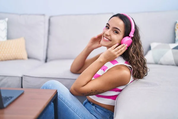 Jonge Mooie Spaanse Vrouw Luisteren Naar Muziek Zitten Bank Thuis — Stockfoto