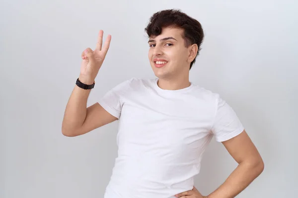 Mladý Nebinární Muž Neformální Bílé Tričko Usmívající Kameru Ukazující Prsty — Stock fotografie