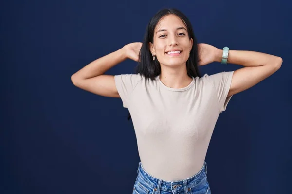 Jonge Spaanse Vrouw Staan Blauwe Achtergrond Ontspannen Stretching Armen Handen — Stockfoto