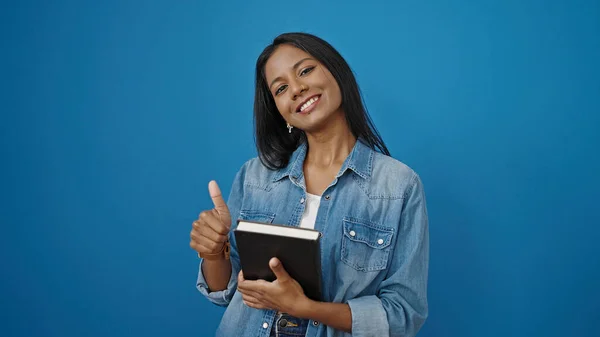 Αφροαμερικανή Γυναίκα Κρατώντας Βιβλίο Κάνει Αντίχειρας Επάνω Χειρονομία Πάνω Από — Φωτογραφία Αρχείου