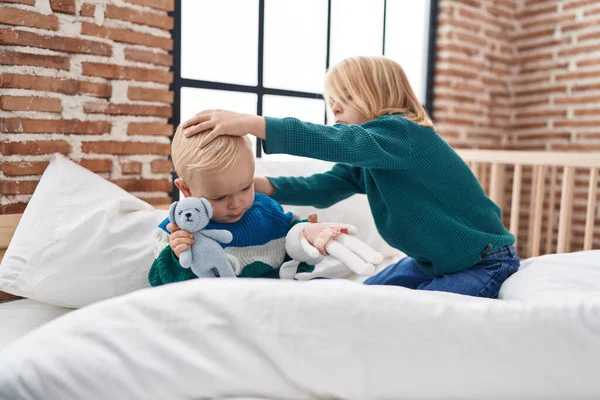 Sevimli Bir Çocuk Kız Yatak Odasında Oyuncak Ayıyla Oynuyorlar — Stok fotoğraf