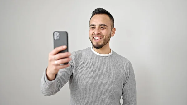 Hombre Hispano Sonriendo Confiado Haciendo Una Videollamada Sobre Fondo Blanco —  Fotos de Stock