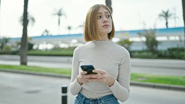 Sokakta Akıllı Telefon Kullanan Genç Sarışın Kadın — Stok fotoğraf
