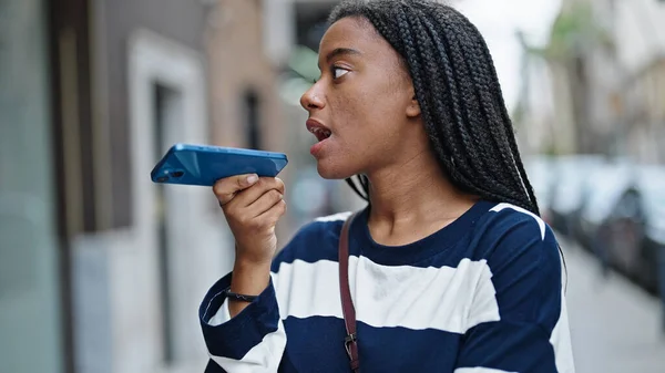 Africano Americano Mulher Enviando Mensagem Voz Com Smartphone Rua — Fotografia de Stock