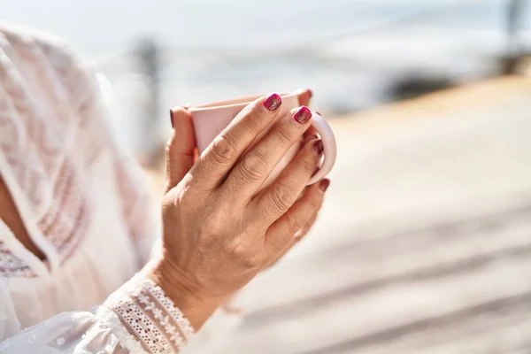 Medelålders Kvinna Dricker Kaffe Sittandes Bänk Vid Havet — Stockfoto