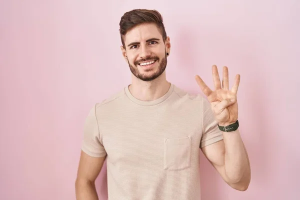 Spaanse Man Met Baard Staan Roze Achtergrond Tonen Wijzen Met — Stockfoto