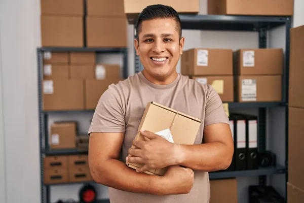 Молодой Латинский Человек Электронной Коммерции Бизнес Работник Обнимает Пакет Офисе — стоковое фото