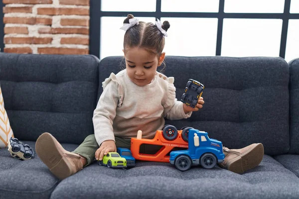 Adorável Hispânico Menina Brincando Com Carro Brinquedo Sentado Sofá Casa — Fotografia de Stock