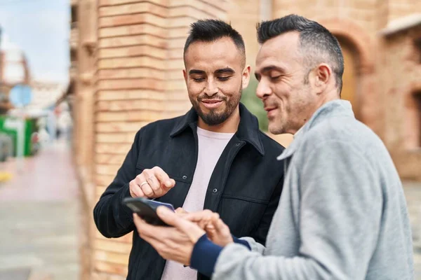 Dos Hombres Pareja Sonriendo Confiado Usando Teléfono Inteligente Calle —  Fotos de Stock