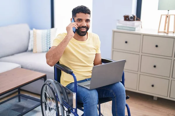 Genç Arap Adam Akıllı Telefondan Konuşuyor Evde Tekerlekli Sandalyede Oturuyor — Stok fotoğraf