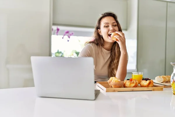 Jovem Bela Mulher Hispânica Tomando Café Manhã Usando Laptop Cozinha — Fotografia de Stock